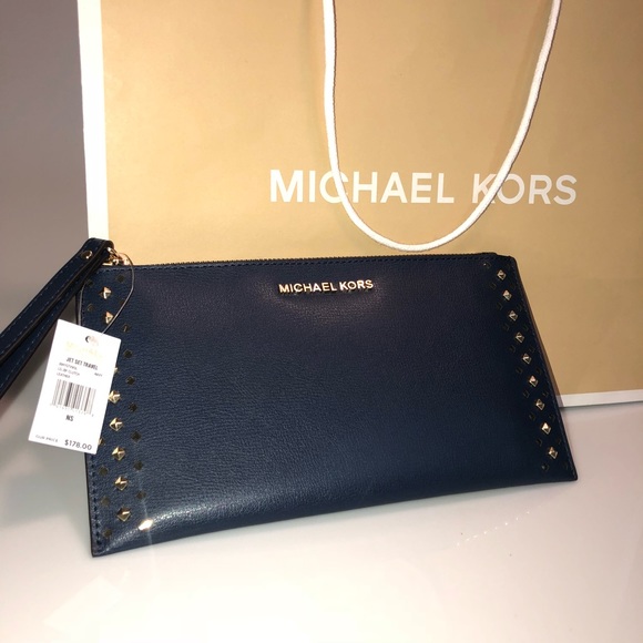 Michael Kors Handbags - 🆕 Michael Kors Leather Zip Clutch ‘18